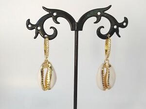 【送料無料】ジュエリー・アクセサリー オレッキーニアチェルチオコンジルコニリアリッツァーティアマノカラーオロエコンチリアビアンカorecchini a cerchio con zirconi realizzati a mano colore oro e conchiglia bia