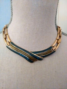 【送料無料】ジュエリー・アクセサリー ゴールドメタルシックヴィンテージネックレスエナメルベットcollier vintage tres chic et discret en metal dore une parie emaillee 1980