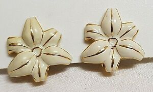 【送料無料】ジュエリー・アクセサリー ヴィンテージジュエリーイヤリングクリップフラワーメタルドールベージュbijoux vintage boucles doreilles clips fleur metal dore emaille beige d8