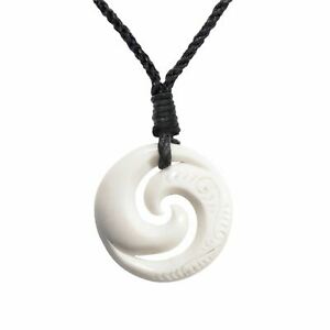 【送料無料】ジュエリー・アクセサリー ハンドマオリダブルコルスパイラルネックレスペンダント81stgeneration sculpte a la main os maori double koru spirale collier pendentif 14,045円