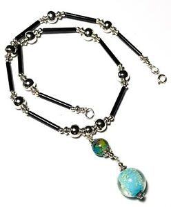 【送料無料】ジュエリー・アクセサリー ターコイズブリリアントダークシルバーラスクーペンダントパールガラス406cm turquoise brillant fonce argent ras du cou pendentif verre perle artisant