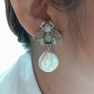 【送料無料】ジュエリー・アクセサリー ホワイトコインケシパールパヴェビースタッドイヤリングwhite coin keshi pearl cz pave bee stud earrings