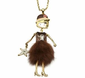 【送料無料】ジュエリー・アクセサリー ジャンパーネックレスペンダントドールドレススパンコールブラウンファースカートsp805e sautoir collier pendentif poupee robe sequins et jupe fourrure marron