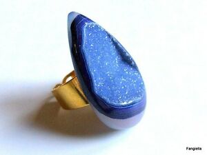 【送料無料】ジュエリー・アクセサリー チタンアゲートリングリングbague en agate titane naturelle teintee bleu sur anneau reglable dore