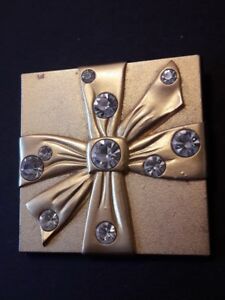 【送料無料】ジュエリー・アクセサリー ブローチヴィンテージクチュールラインストーンjolie broche carree vintage couture metal dore et strass signee
