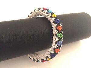 【送料無料】ジュエリー・アクセサリー マルチカラービーズブレスレットbracelet perles blanches et multicouleurs