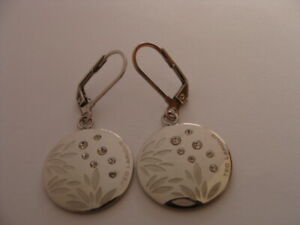 【送料無料】ジュエリー・アクセサリー ジュエリーイヤリングテッドラピドゥスシルバーカラーカールmagnifique bijoux boucles doreilles ted lapidus couleur argent serties boucles