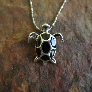 【送料無料】ジュエリー・アクセサリー ハワイアンジュエリーシルバースターリングブラックタートルペンダントhawaien bijoux 925 argent sterling et noir decortiquees tortue pendentif sp23601