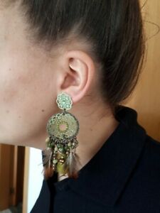 【送料無料】ジュエリー・アクセサリー トレンディイヤリングboucles doreilles tendance en plumes naturelles, perles et breloques, neuf