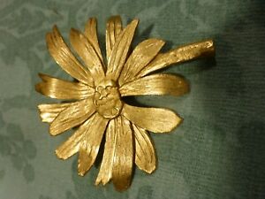 【貨物輸送無料】宝飾品・付属物 ゴールデンデイジーブローチスクラッチベットla   marguerite doree ,belle broche   femme  griffee paris  ideal sur noir
