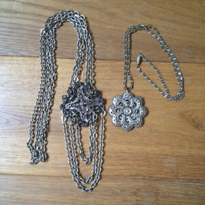 【送料無料】ジュエリー・アクセサリー ロットヴィンテージシルバーメタルネックレスlot 2 colliers sautoirs metal argente vintage