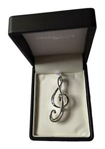 【送料無料】ジュエリー・アクセサリー キーシルバーメッキクリスタルスワロフスキーブローチcle de sol plaque argent cristal swarovski broche