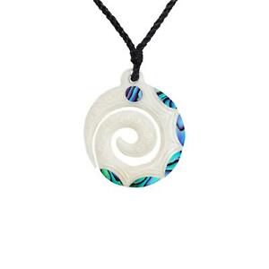 【送料無料】ジュエリー・アクセサリー ネックレスペンダントオスオルモーラウンドコル81stgeneration collier pendentif os sculpte ormeau ronde koru a motifs