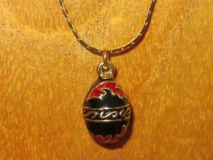 【送料無料】ジュエリー・アクセサリー ロシアペンダントカラーブラックエナメルレッドゴールドoeuf pendentif russe authentique collier email noir rouge or motif feuille paque