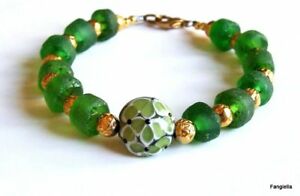 【送料無料】ジュエリー・アクセサリー リサイクルガラスアフリカブレスレットビーズbracelet artisanal perles africaines vertes en verre recycle et perle filee au c