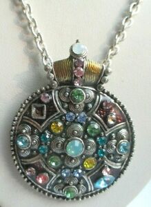 【送料無料】ジュエリー・アクセサリー ケルトメダリオンペンダントネックレスシルバークリスタルヴィンテージcollier pendentif medaillon celte couleur argent cristaux bijou vintage 2400