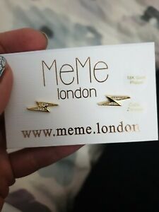 【送料無料】ジュエリー・アクセサリー ロンドンライティングトーンイヤリングゴールドメッキmeme london orecchini a perno di illuminazione 18k oro placcato cz｜hokushin