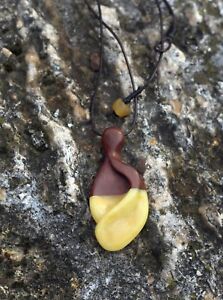 【送料無料】ジュエリー・アクセサリー イエローアンバーエッグイエローバルトアンバーペンダントウッドレザーコードyellow amber, egg yolk yellow baltic amber pendant with carved wood leather cord