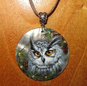 【送料無料】ジュエリー・アクセサリー ロシアオリジナルフクロウグレーペンダントカキサインciondolo grigio gufo originale russo dipinto a mano ostrica nera firmato regalo