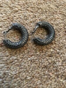 【送料無料】ジュエリー・アクセサリー スワロフスキーアトリエクリストファーケインミニフープイヤリングgenuine swarovski atelier christopher kane poggiate mini orecchini a cerchio