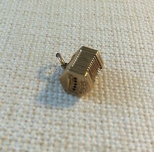 【送料無料】ジュエリー・アクセサリー チャームコンチェルティナゴールドビンテージペンダントスクイーズボックスcharm concertina 9ct oro ciondolo vintage 1960s squeezebox 1413j