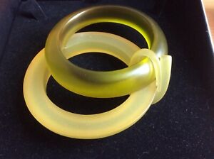 【貨物輸送無料】宝飾品・佩び物 ソリッドサタングリーンアクリルブレスレットブレスレットresina impilabile verde trasparente satinato acrilico bracciale インチ lucite bracciale firmato