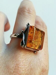 【貨物輸送無料】宝飾品・佩び物 グロースバゲアンアルジャンエアンブルポアンソンネgrosse bague en argent et ambre, poinconnee