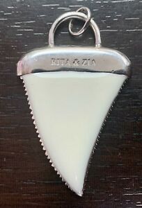【貨物輸送無料】宝飾品・付属品 リタジアペンデンティフデントデレクインアンアージェントエrita amp; zia  pendentif dent de requin en argent et laque