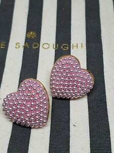 【送料無料】ジュエリー・アクセサリー ゴールドトーンピンクパールサドーイレセットハートボタンイヤリングlele sadoughi gold tone pink pearl incastonati orecchini a bottone cuore