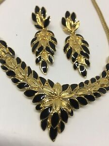 【送料無料】ジュエリー・アクセサリー ネックレスイヤリングブラックゴールドセットクリスマスプレゼントtrifari collana orecchini set nero oro mai indossato condizione regalo di natale