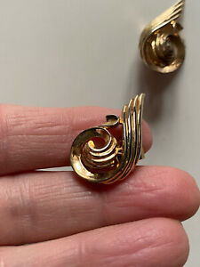 【送料無料】ジュエリー・アクセサリー ヴィンテージイヤリングトリファリクリップゴールドトーンイヤリングクリップvintage earrings trifari clips goldtone orecchini a clips nuovi|hokushin