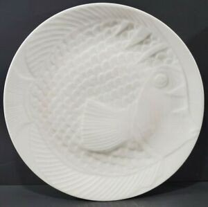 【送料無料】キッチン用品・食器・調理器具・陶器　ヴィンテージダンスクフランスホワイト磁器エンジェル魚エンボスプレートセットVintage Dansk France White Porcelain Angel Fish Embossed Plates (Set Of 4)｜hokushin