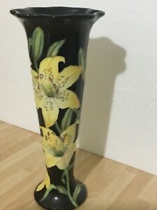 【送料無料】キッチン用品・食器・調理器具・陶器　古いタプトンウェアイエローリリー花瓶手描きOld Tupton Ware Yellow Lily vase - hand painted