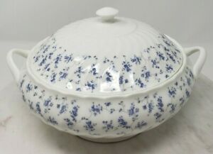 【送料無料】キッチン用品・食器・調理器具・陶器　ウェジウッドウィンドラッシュボーン中国カバーラウンド野菜皿花白紫Wedgwood Windrush Bone China Covered Round Vegetable Dish Flowers White Purple