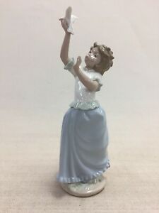 【送料無料】キッチン用品・食器・調理器具・陶器　ヴィンテージラッドロフィギュアの女の子と鳩Vintage Lladro Figurine Girl With Dove