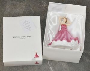 【送料無料】キッチン用品・食器・調理器具・陶器　ロイヤル・ドルトンセンチメント・テンション・テンダー・ラブフィギュア箱入り証明書Royal Doulton ~ Sentiments Tender Love Figurine ~ HN5847 ~ Boxed W/ Certificate