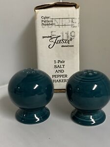 【送料無料】キッチン用品・食器・調理器具・陶器　ジュニパーホーマーラフリン中国フィレスタベ塩とコショウシェーカーの新しいセットNEW NIB Set Of Juniper Homer Laughlin China Fiestaware Salt And Pepper Shakers