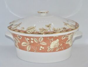 【送料無料】キッチン用品・食器・調理器具・陶器　ウェジウッドフランシスラージ蓋付きスープチューリーンノッチ蓋新品としてWedgwood FRANCES Large Lidded Soup Tureen (notched lid) - As New 16,775円