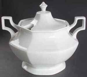 【送料無料】キッチン用品・食器・調理器具・陶器　ジョンソン・ブラザーズ・ヘリテージメイド・イン・チャイナトゥリーンJohnson Brothers HERITAGE (MADE IN CHINA) Tureen 6562499