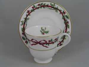 【送料無料】キッチン用品・食器・調理器具・陶器　ロイヤルウスターホリーリボンティーカップとソーサー。ROYAL WORCESTER HOLLY RIBBONS TEA CUP AND SAUCER.