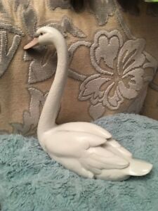 【送料無料】キッチン用品・食器・調理器具・陶器　ラッドログレースフルスワンフィギュアLladro Graceful Swan Figurine #5230
