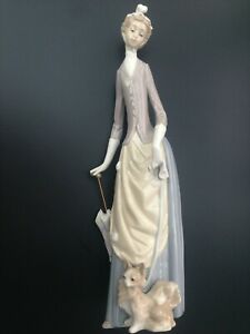 【送料無料】キッチン用品・食器・調理器具・陶器　犬とパラソルのフィギュア大きなラッドロフィギュアレディ大通り女性Lladro Figure Lady Boulevard Woman with Dog and Parasol Figurine Large｜hokushin