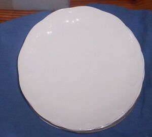【送料無料】キッチン用品・食器・調理器具・陶器　レノックスバタフライメドウホワイトディナープレートアクセントプレート、新しいLENOX Butterfly Meadow 4 White Dinner Plates + 2 Accent Plates, New｜hokushin