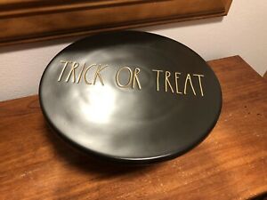 【送料無料】キッチン用品・食器・調理器具・陶器 新しいハロウィンケーキスタンドプラッターブラックオレンジトリックまたは御馳走New 2019 RAE DUNN HALLOWEEN CAKE STAND Platter BLACK Orange TRICK OR TREAT