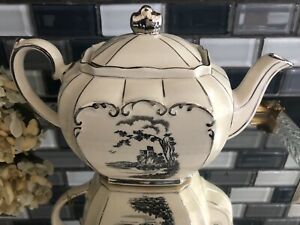 【送料無料】キッチン用品・食器・調理器具・陶器　ヴィンテージサドラーキューブティーポットホワイトキャッスルシルバーアクセントランドスケープデザインVintage Sadler Cube Teapot “White Castle” #1841 Silver Accented Landscape