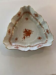 【送料無料】キッチン用品・食器・調理器具・陶器 ヘレンドチャイニーズブーケラスト三角形磁器サービングディッシュHerend Chinese Bouquet Rust Triangular Porcelain Serving Dish 1191/AOG