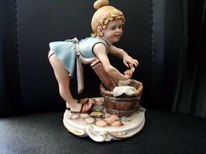 【貨物輸送無料】勝手もと装置・食器・膳立て物の具・瀬戸もの イタリア共和国で作られたロリによるカポディモンテラメデア洗い濯ぎ亭主もち図形Capodimonte La Medea Washing Lady Figurine by Rori Made In Italy 4 1/2 w5 1/2h