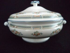 【送料無料】キッチン用品・食器・調理器具・陶器　ウェジウッドチャイナハンプシャーコブ野菜サービングボウル蓋花青いトリムWedgwood china Hampshire cov veg serving bowl w lid R4668 flowers blue trim