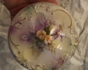 【送料無料】キッチン用品・食器・調理器具・陶器　紫の花とプロイセンカバーフット装身具ボックス美しいR. S. Prussia Covered Footed Trinket Box with Purple Flowers- Beautiful