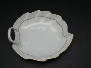 【送料無料】キッチン用品・食器・調理器具・陶器　ヘレンド・フェハーホワイトバスケットウィーブリーフ形ディッシュゴールドリムHEREND Feher (White) Basketweave Leaf Shaped Dish - Gold Rim 29,452円